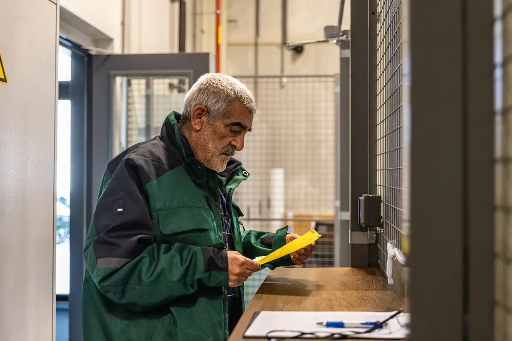 Medewerker van Midlog controleert vrachtdocumenten bij het laaddock