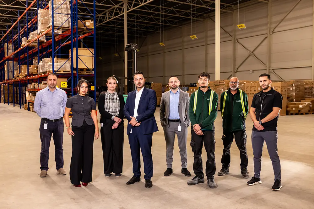 Het team van Midlog staat samen in het warehouse in Den Hoorn