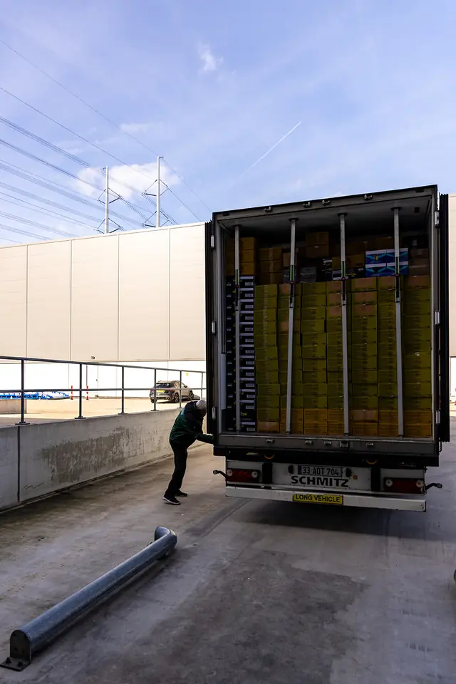 Een trailer wordt aan het laaddock beladen met pallets