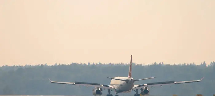 Vliegtuig vlak voor de landing op de landingsbaan